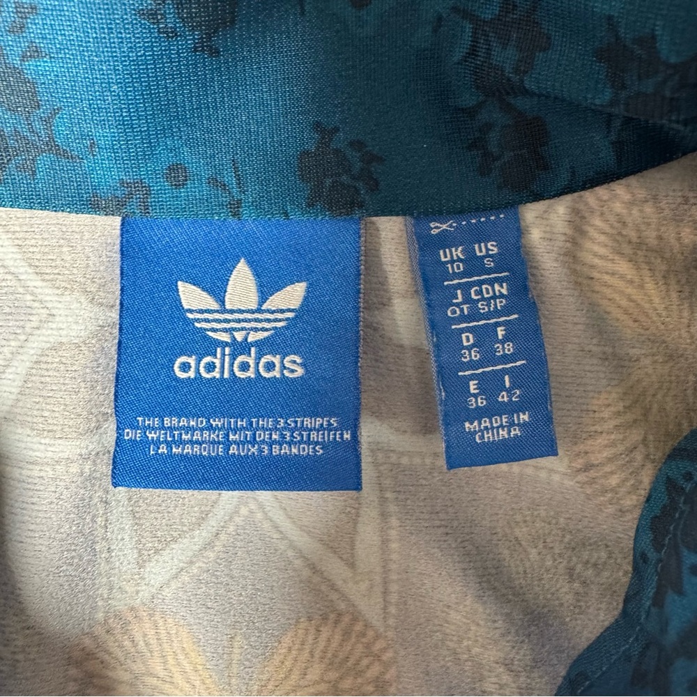 FARM RIO X ADIDAS • Borbomix Jacket in Butterfly - Picture 9 of 11